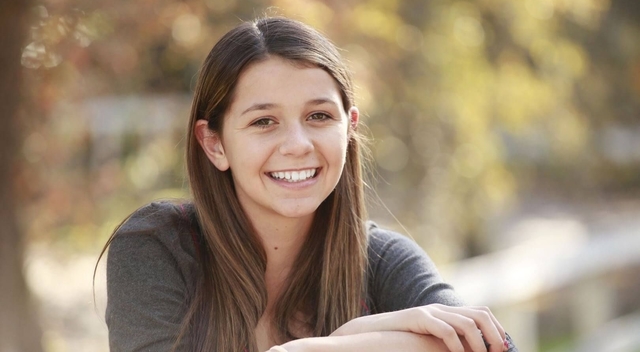 teenage girl wearing contact lenses 640×350